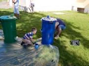 Společné odpoledne rodičů a dětí - natírání popelnic